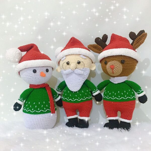 kerstman, sneeuwman en rendier gehaakte poppen