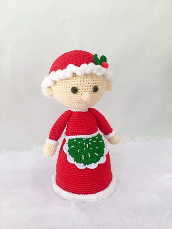 crochet Mrs Claus doll