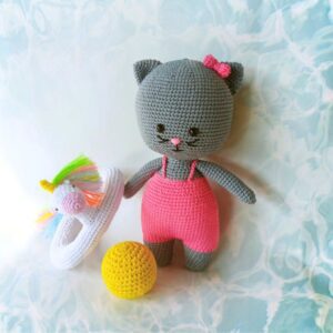 crochet kitten with beach gear