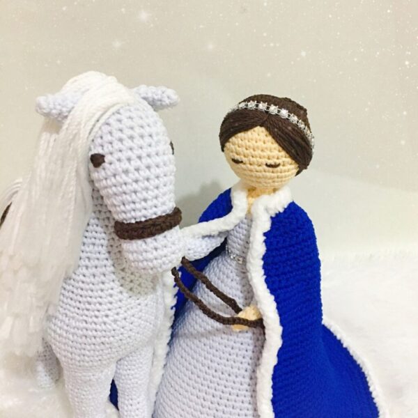 crochet lady with horse
