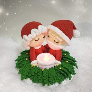 crochet Santa and mrs Claus in crochet Christmas wreath