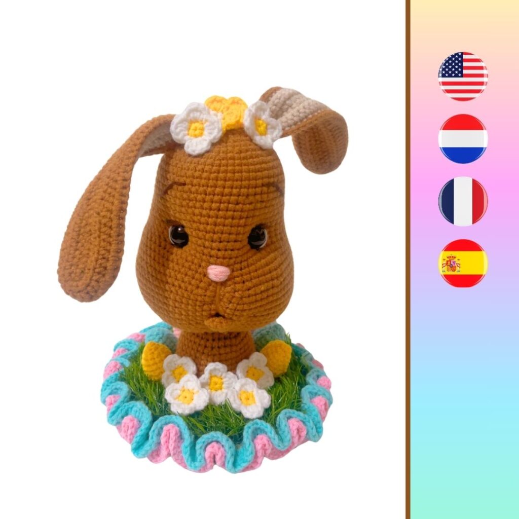 Cabeza de conejo de Pascua de ganchillo con flores de margarita, hierba, volantes y huevos de Pascua