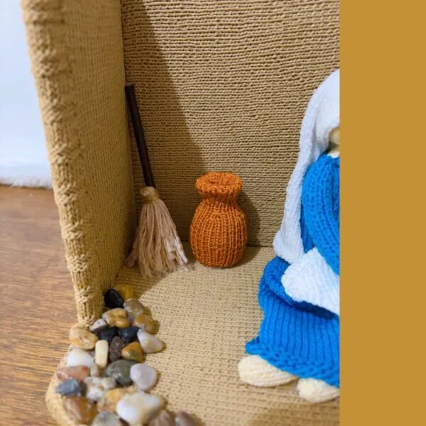 knitted nativity set, knitted holy family, knitting pattern Jesus and Mary and Joseph, Christmas knitting pattern