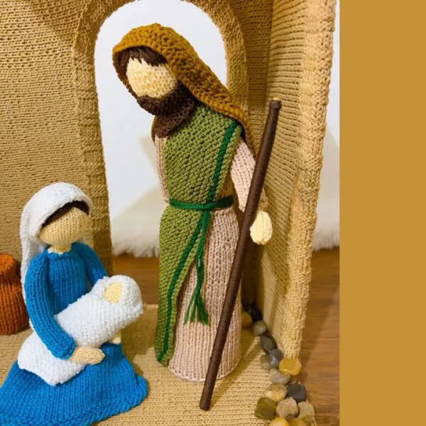 knitted nativity set, knitted holy family, knitting pattern Jesus and Mary and Joseph, Christmas knitting pattern