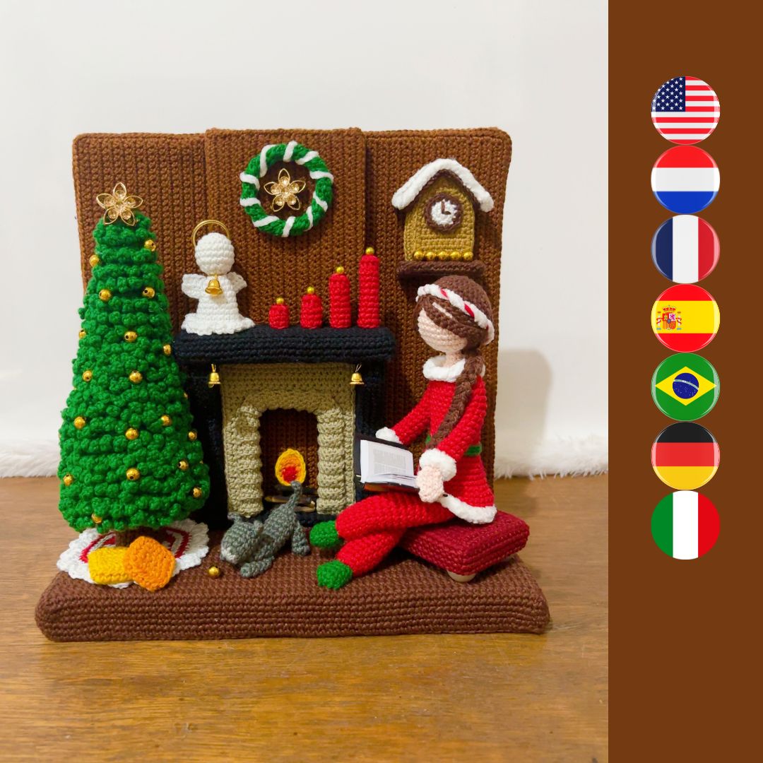 Señora navideña de ganchillo en una sala de estar navideña de ganchillo con un árbol de Navidad, un ángel, velas, un reloj de cuco, una corona navideña, un gato, un faldón para el árbol de Navidad y una chimenea.