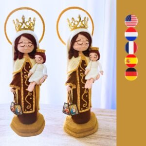 Versión en ganchillo de Nuestra Señora del Monte Carmelo, la Virgen María sosteniendo a Jesús y un escapulario.