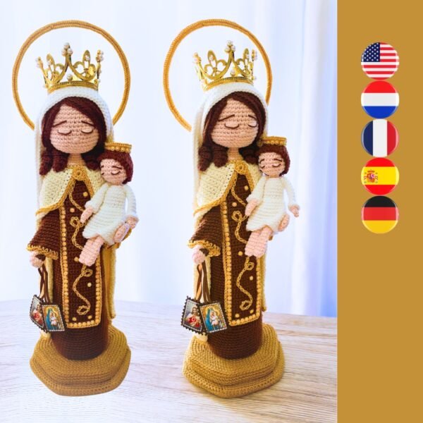 Versión en ganchillo de Nuestra Señora del Monte Carmelo, la Virgen María sosteniendo a Jesús y un escapulario.