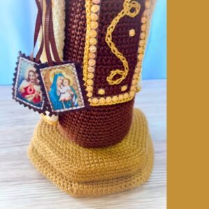 Version au crochet de Notre-Dame du Mont-Carmel, la Vierge Marie tenant Jésus et un scapulaire.