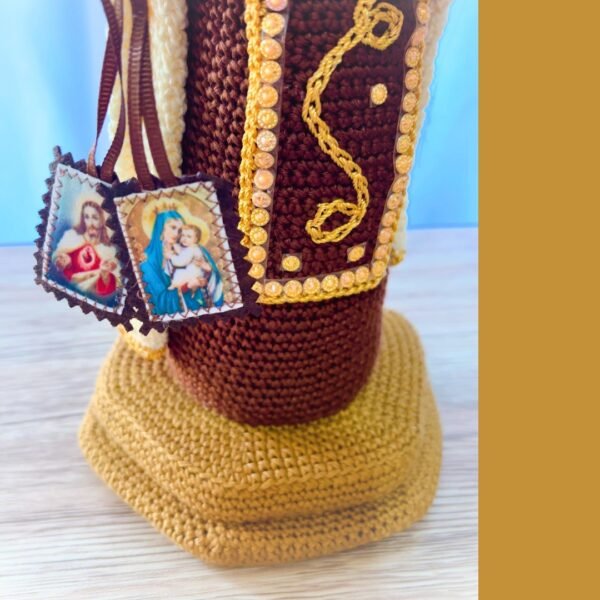 Versión en ganchillo de Nuestra Señora del Monte Carmelo, la Virgen María sosteniendo a Jesús y un escapulario.