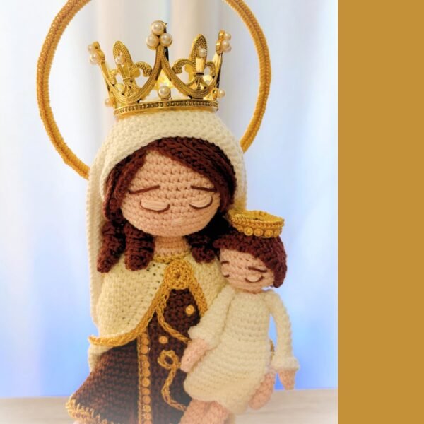 Versión en ganchillo de Nuestra Señora del Monte Carmelo, la Virgen María sosteniendo a Jesús y un escapulario.