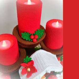 gehaakte kerstkaarsen met gehaakte kerstster, peperkoekhuisje, hulstbladeren en paddenstoelen