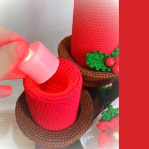 gehaakte kerstkaarsen met gehaakte kerstster, peperkoekhuisje, hulstbladeren en paddenstoelen