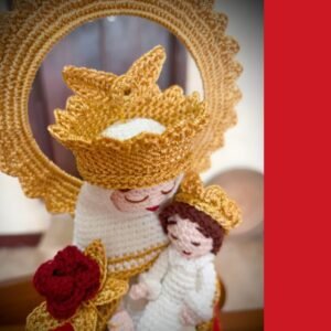 versión de ganchillo de Nuestra señora de Covadonga con el niño Jesús