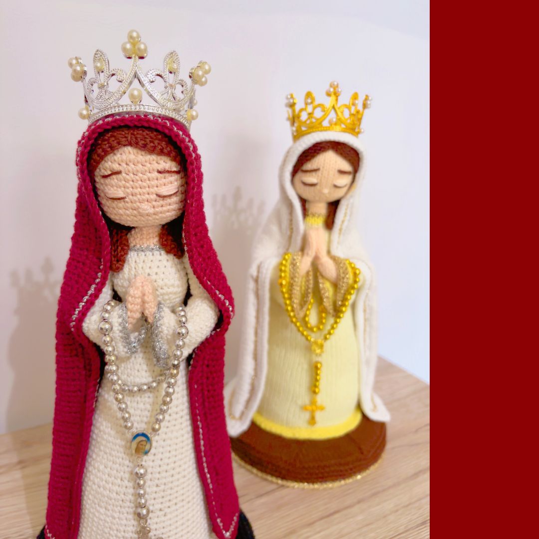 une version tricotée et une version au crochet de Notre-Dame Marie
