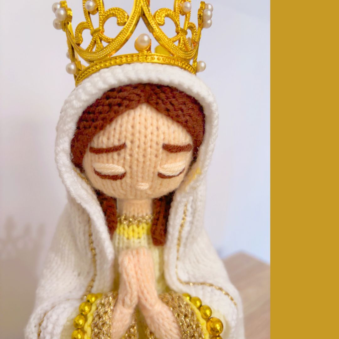 une version tricotée et une version au crochet de Notre-Dame Marie