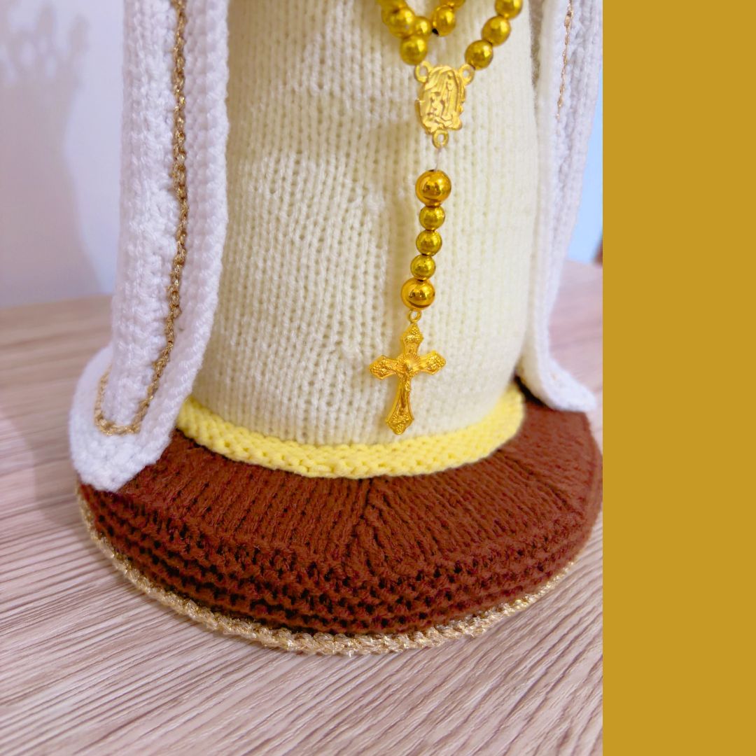 une version tricotée et une version au crochet de Notre-Dame Marie