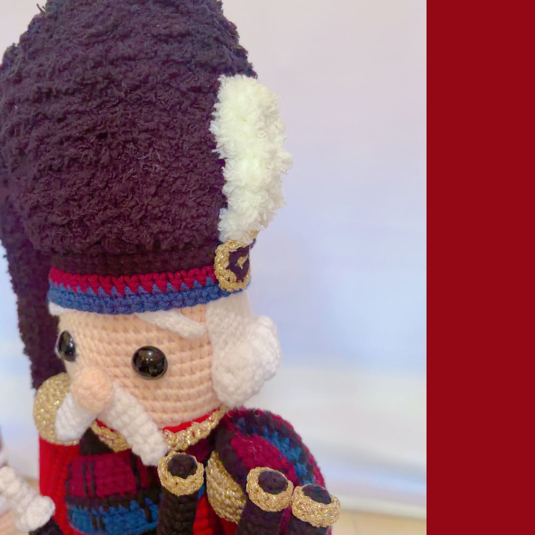 des casse-noisettes au crochet, 1 bonhomme en pain d'épices et 1 joueur de cornemuse écossais