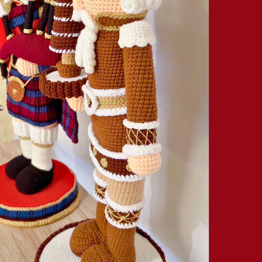 des casse-noisettes au crochet, 1 bonhomme en pain d'épices et 1 joueur de cornemuse écossais