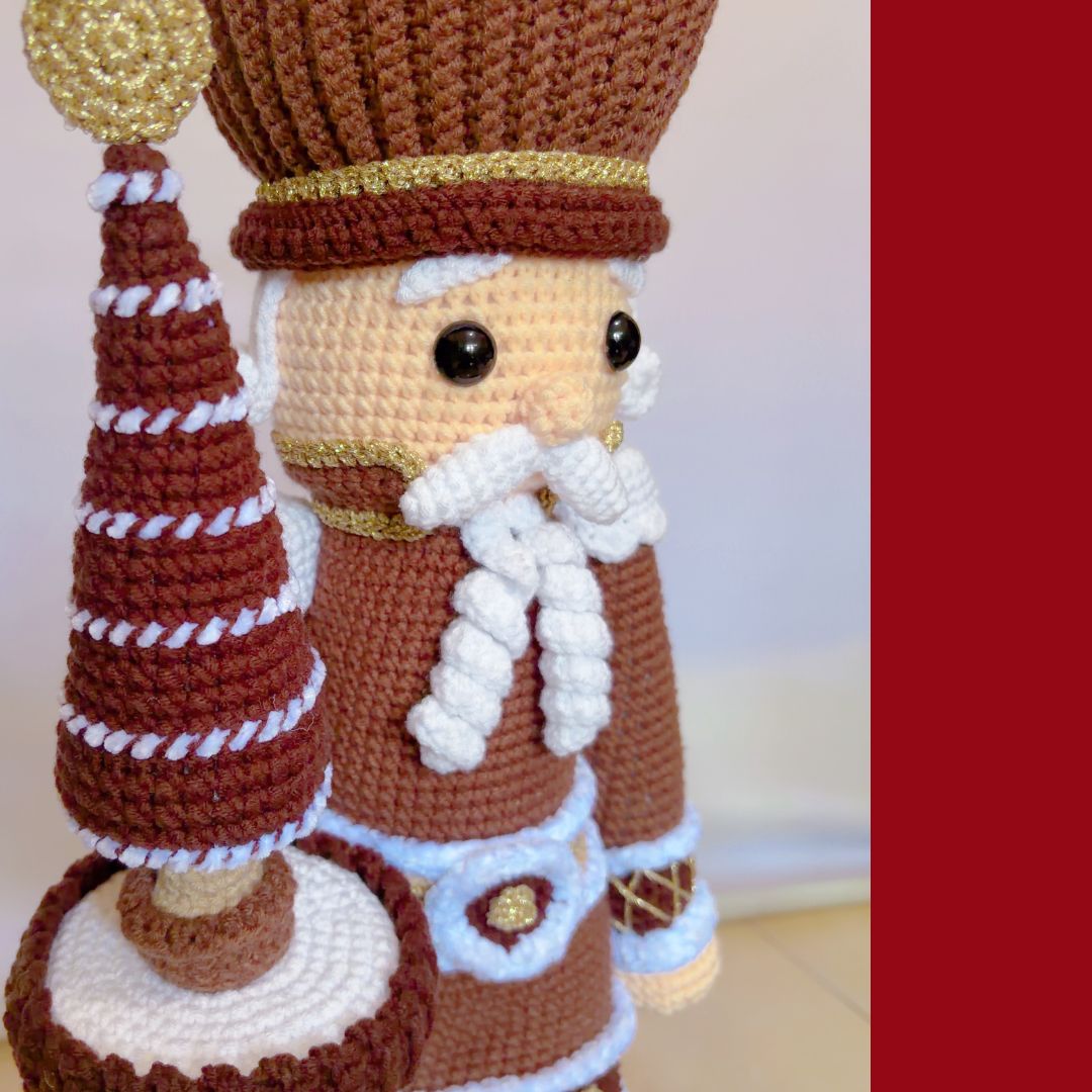 des casse-noisettes au crochet, 1 bonhomme en pain d'épices et 1 joueur de cornemuse écossais