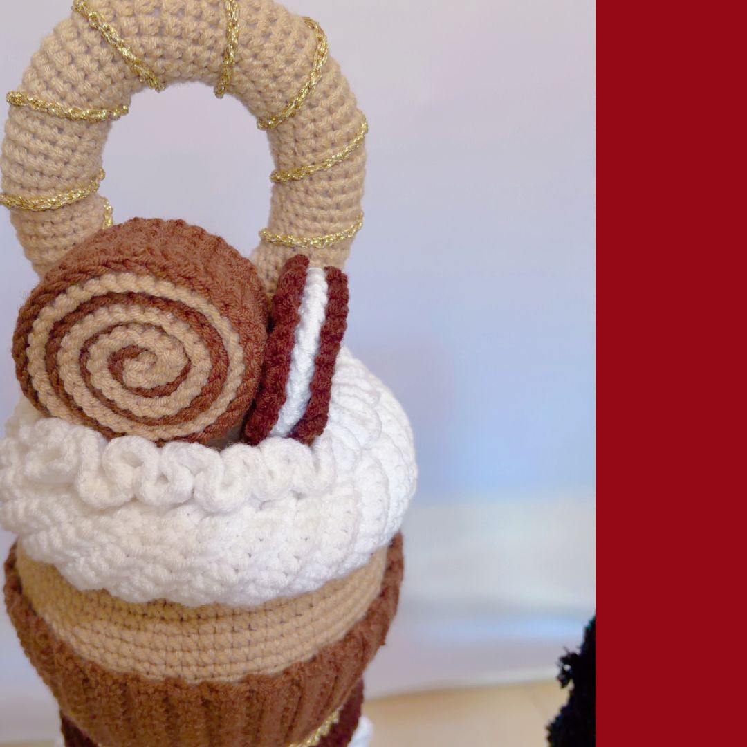 des casse-noisettes au crochet, 1 bonhomme en pain d'épices et 1 joueur de cornemuse écossais