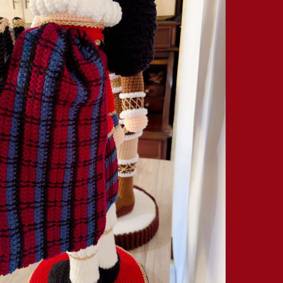 des casse-noisettes au crochet, 1 bonhomme en pain d'épices et 1 joueur de cornemuse écossais