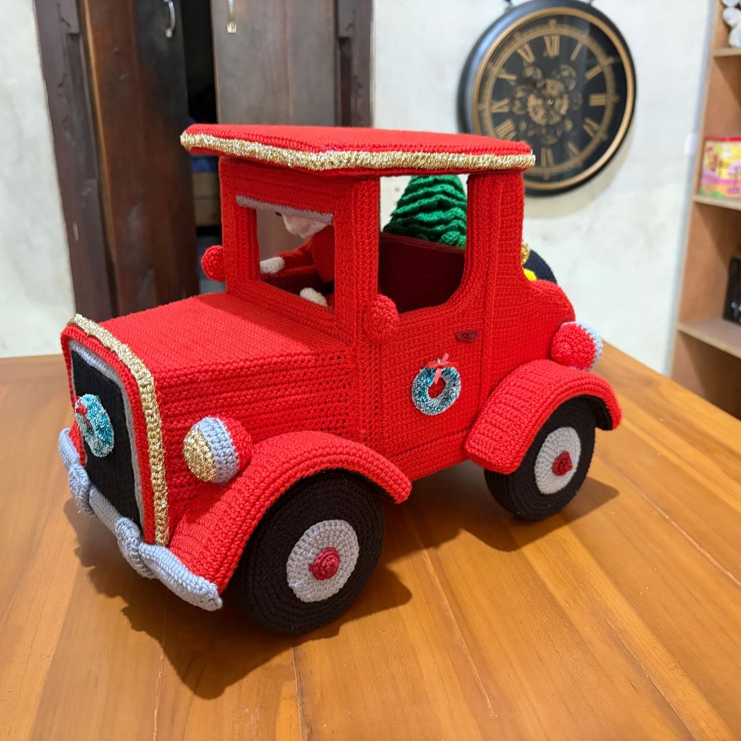 Voiture et remorque vintage au crochet représentant le Père Noël, avec un sapin de Noël et des cadeaux