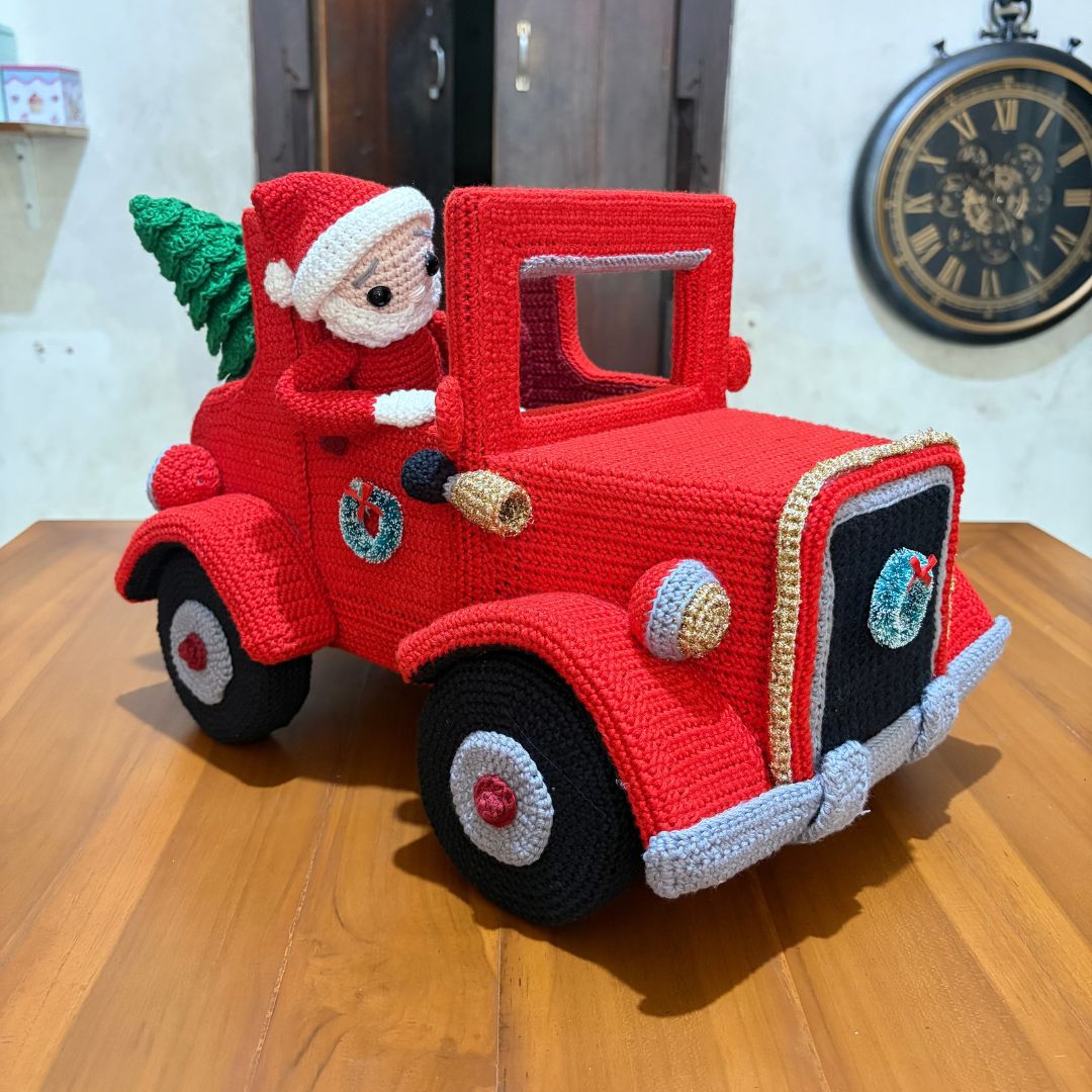Voiture et remorque vintage au crochet représentant le Père Noël, avec un sapin de Noël et des cadeaux