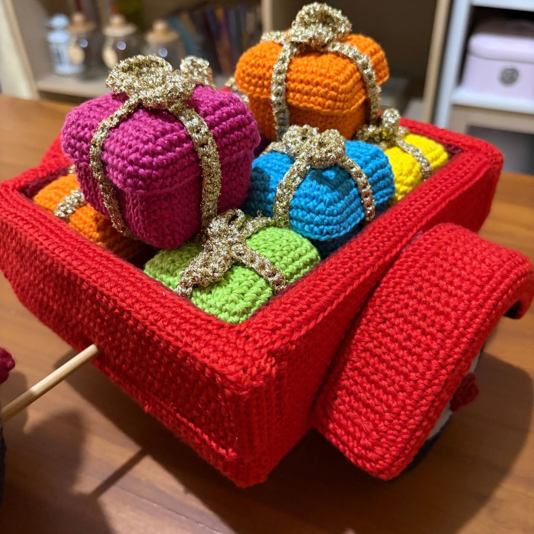 Voiture et remorque vintage au crochet représentant le Père Noël, avec un sapin de Noël et des cadeaux