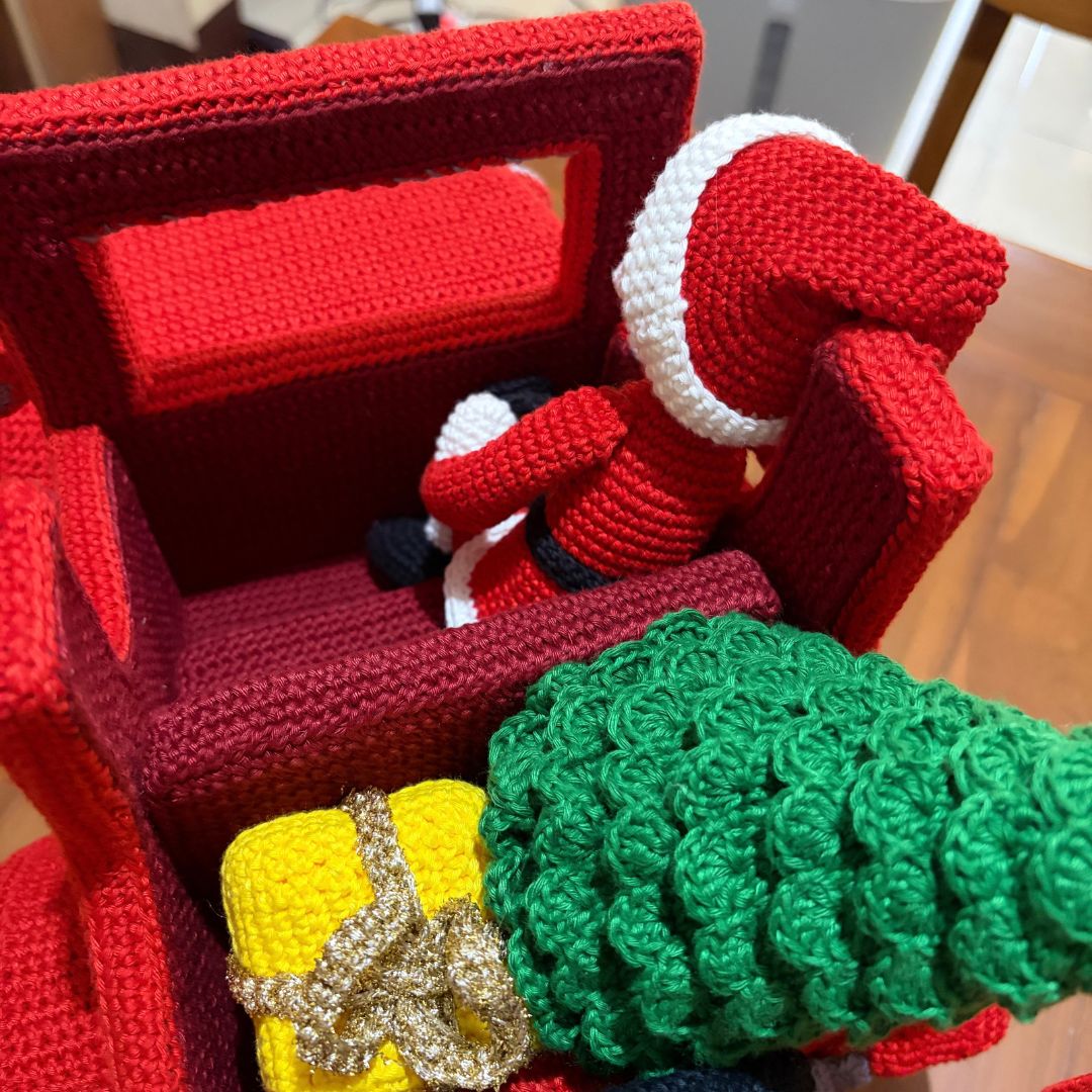 Voiture et remorque vintage au crochet représentant le Père Noël, avec un sapin de Noël et des cadeaux