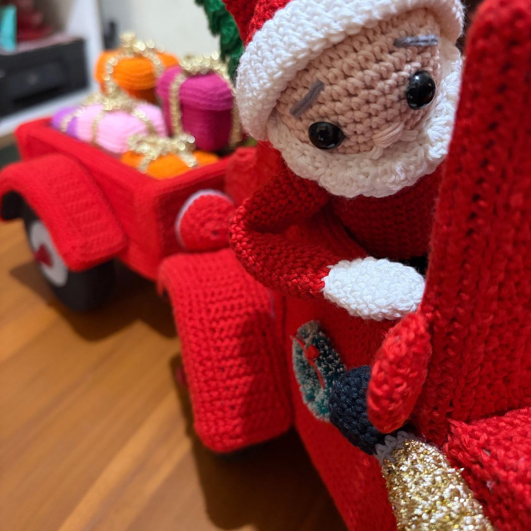 Voiture et remorque vintage au crochet représentant le Père Noël, avec un sapin de Noël et des cadeaux