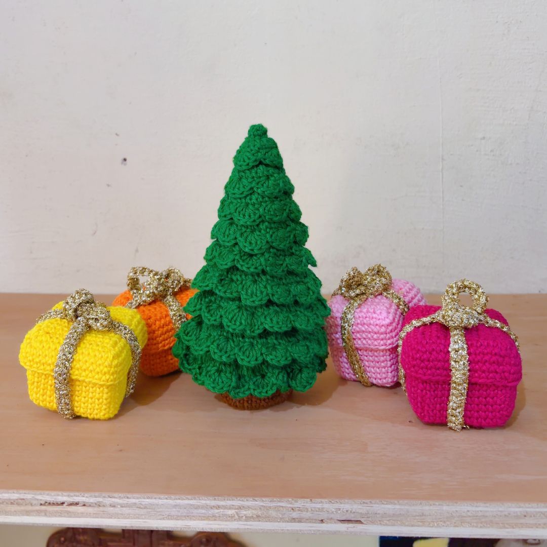 Voiture et remorque vintage au crochet représentant le Père Noël, avec un sapin de Noël et des cadeaux