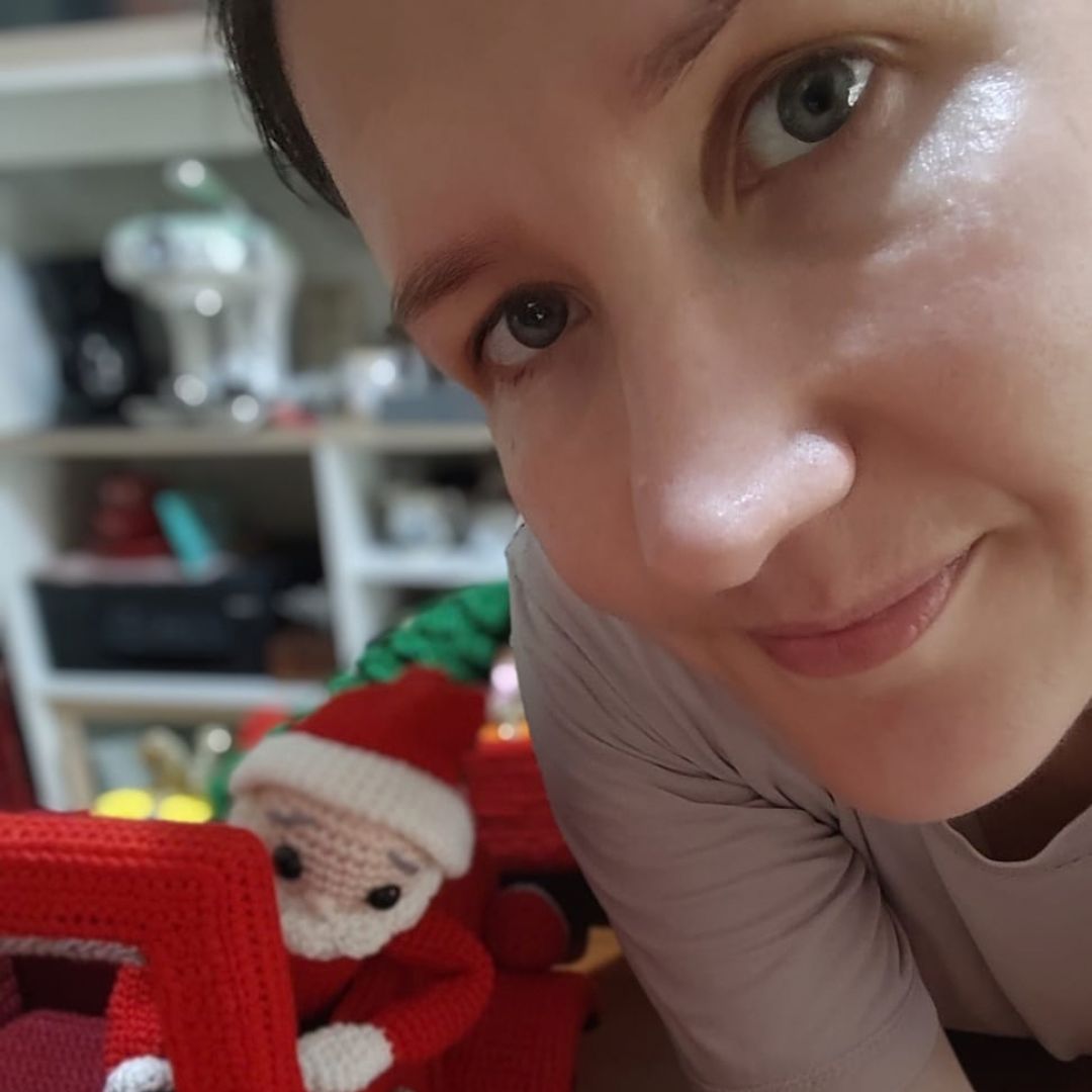 Voiture et remorque vintage au crochet représentant le Père Noël, avec un sapin de Noël et des cadeaux